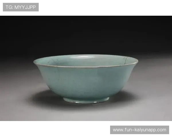 球员进球后从短裤里掏出汝窑天青釉碗,碗里盛着“进球汤”一饮而尽 球员进球后从短裤里掏出汝窑天青釉碗,碗里盛着“进球汤”一饮而尽